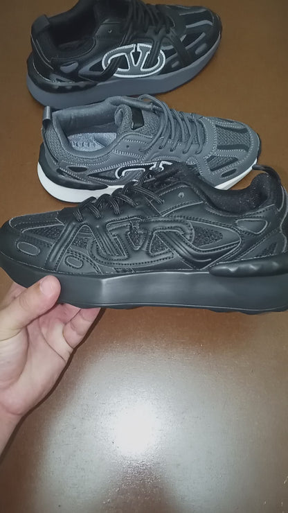 تألق بإطلالة راقية مع حذاء Valentino